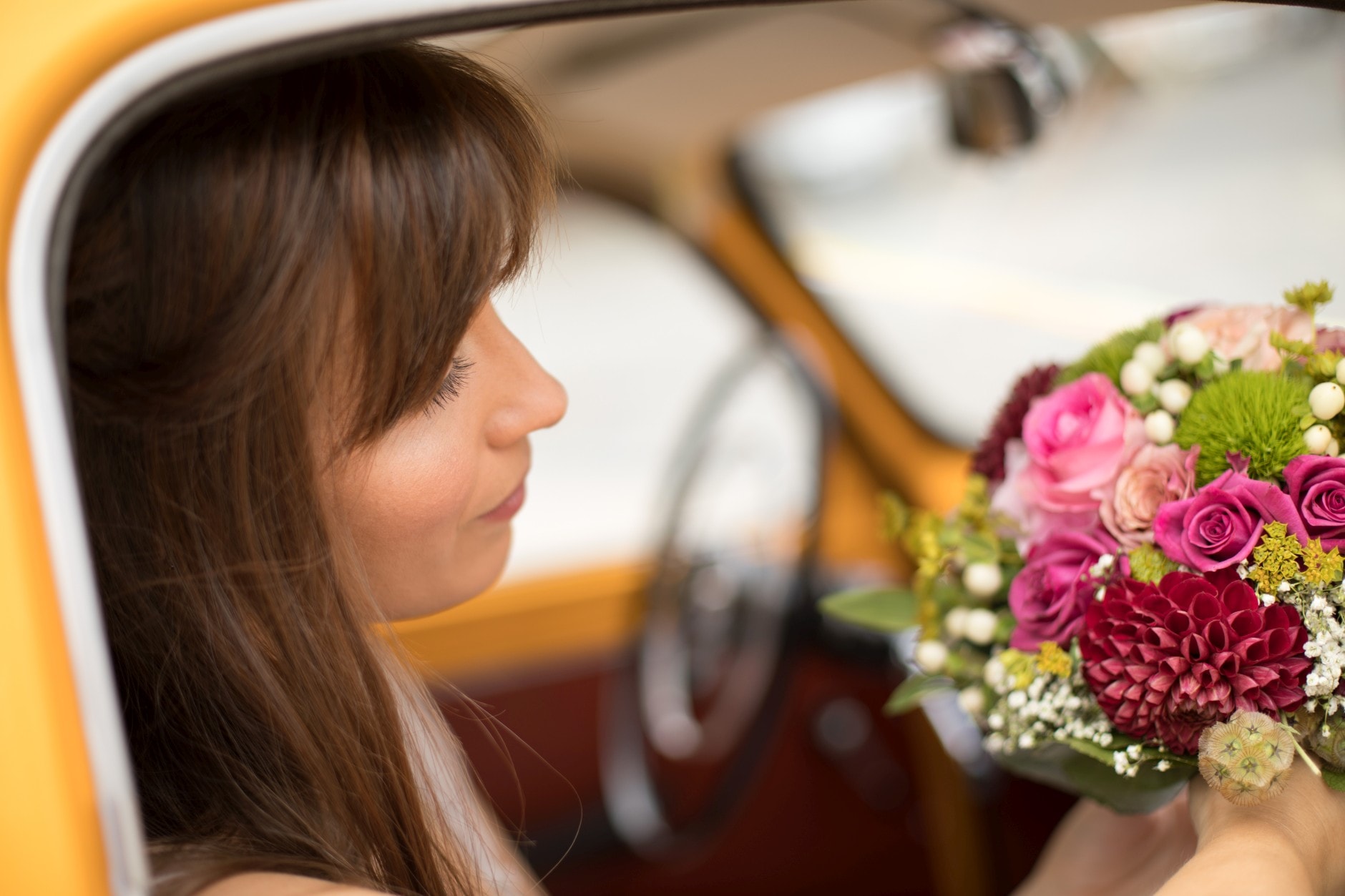 Braut im Auto