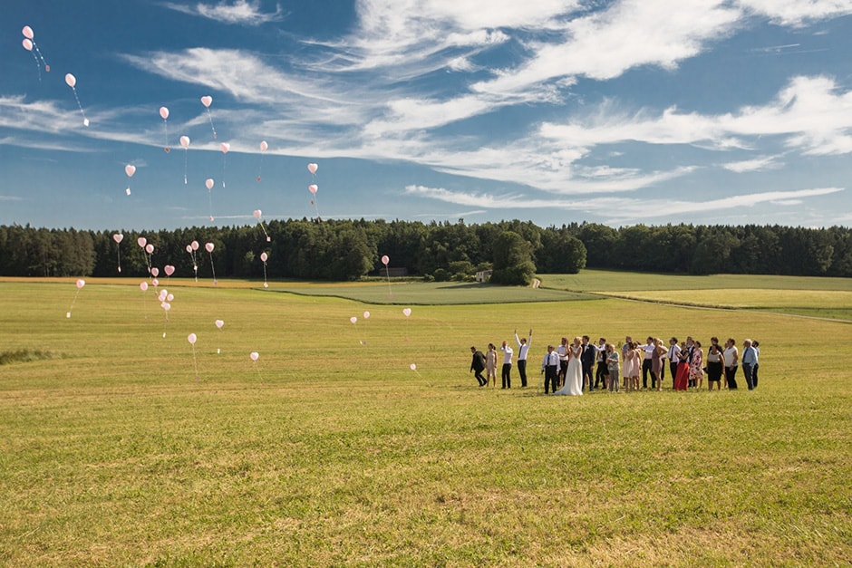 Hochzeit mit aufsteigenden Luftballons