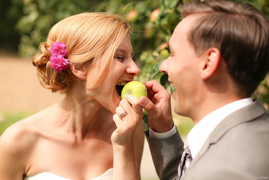 Braut beißt in Apfel