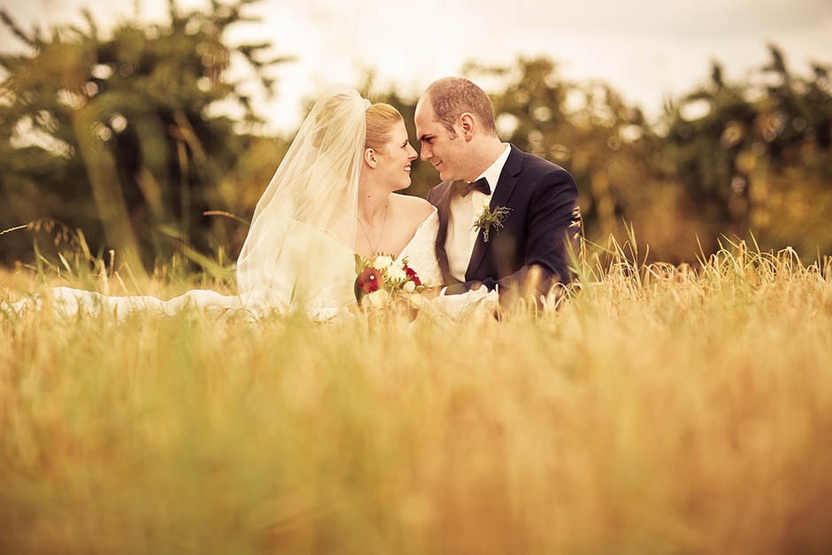 Hochzeitsfotograf auf der Wiese