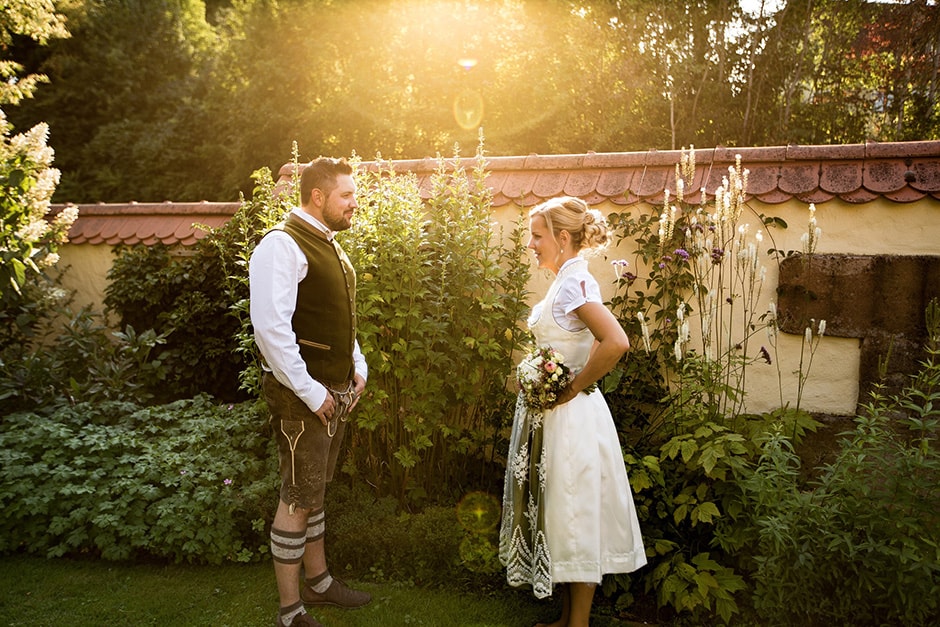 Hochzeit im Dirndl bei Sonnenuntergang