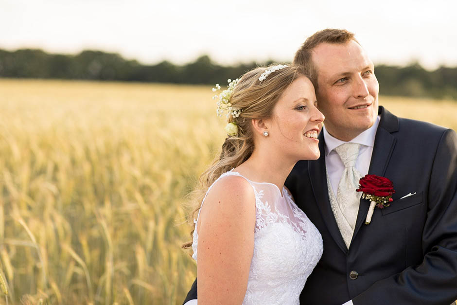 Paarfotos für Hochzeit auf dem Feld