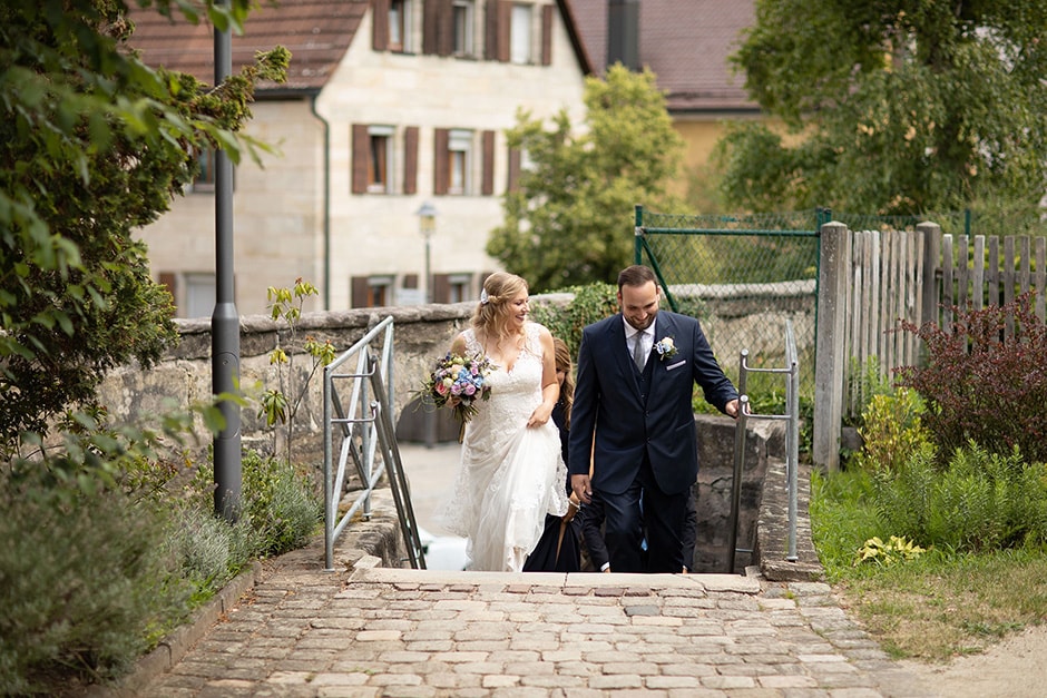 Brautpaar-auf-dem-Weg-Kirche